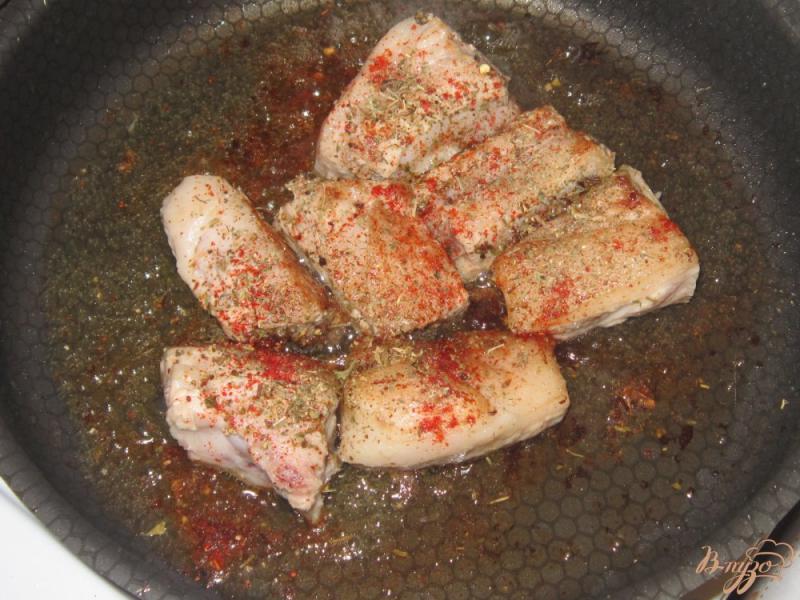 Фото приготовление рецепта: Свиные ребра с картофелем и болгарским перцем шаг №3