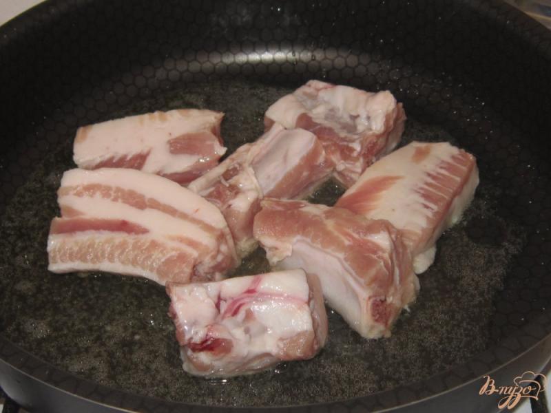 Фото приготовление рецепта: Свиные ребра с картофелем и болгарским перцем шаг №2