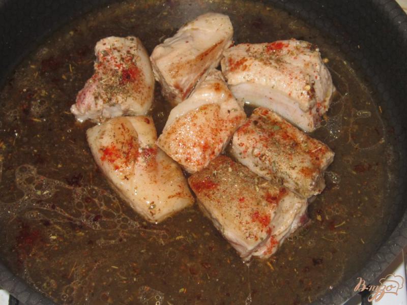 Фото приготовление рецепта: Свиные ребра с картофелем и болгарским перцем шаг №4