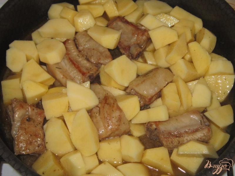 Фото приготовление рецепта: Свиные ребра с картофелем и болгарским перцем шаг №5