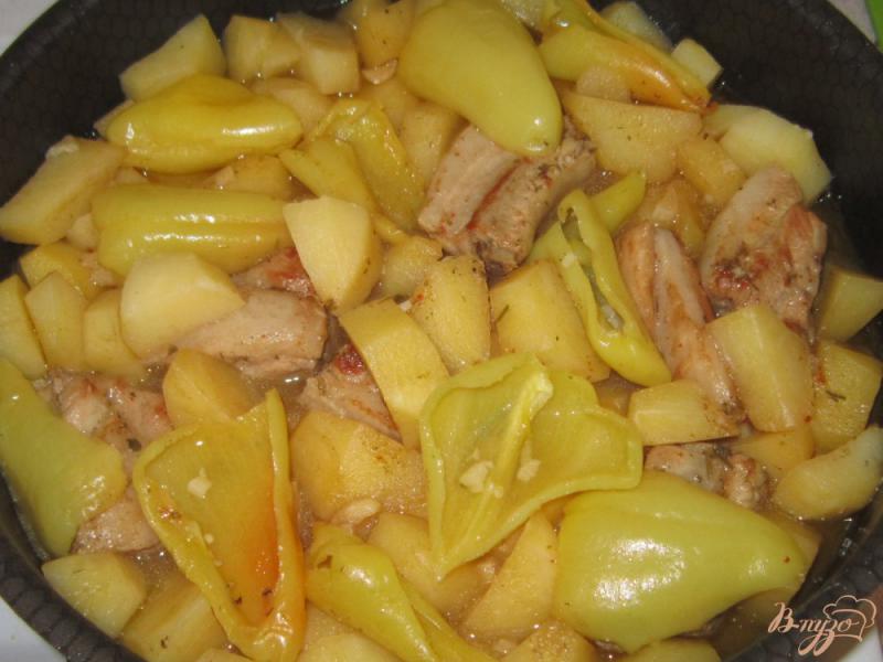 Фото приготовление рецепта: Свиные ребра с картофелем и болгарским перцем шаг №8