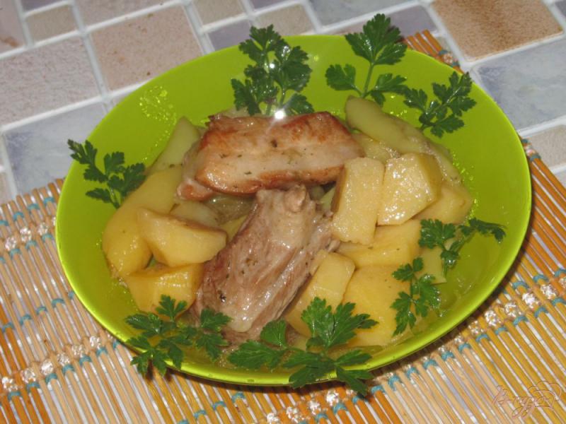 Фото приготовление рецепта: Свиные ребра с картофелем и болгарским перцем шаг №9