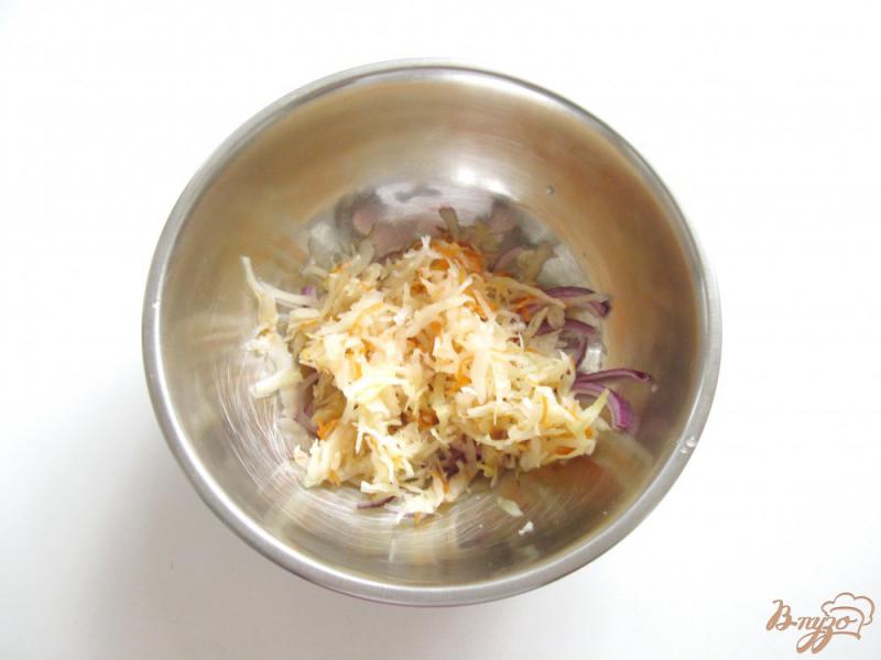 Фото приготовление рецепта: Салат с квашеной капустой и картофелем шаг №2