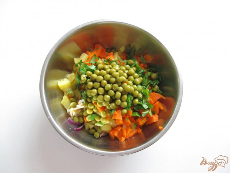 Фото приготовление рецепта: Салат с квашеной капустой и картофелем шаг №6