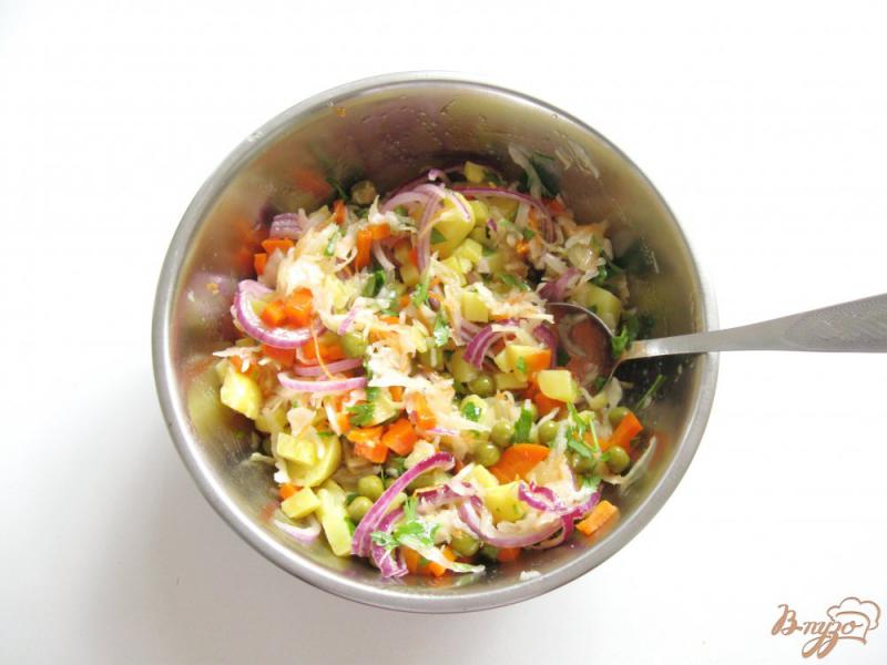 Фото приготовление рецепта: Салат с квашеной капустой и картофелем шаг №7
