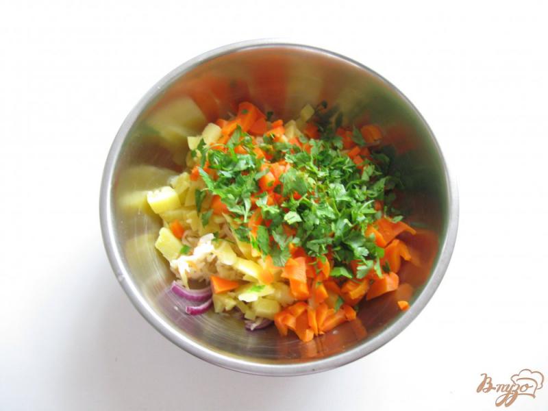 Фото приготовление рецепта: Салат с квашеной капустой и картофелем шаг №5