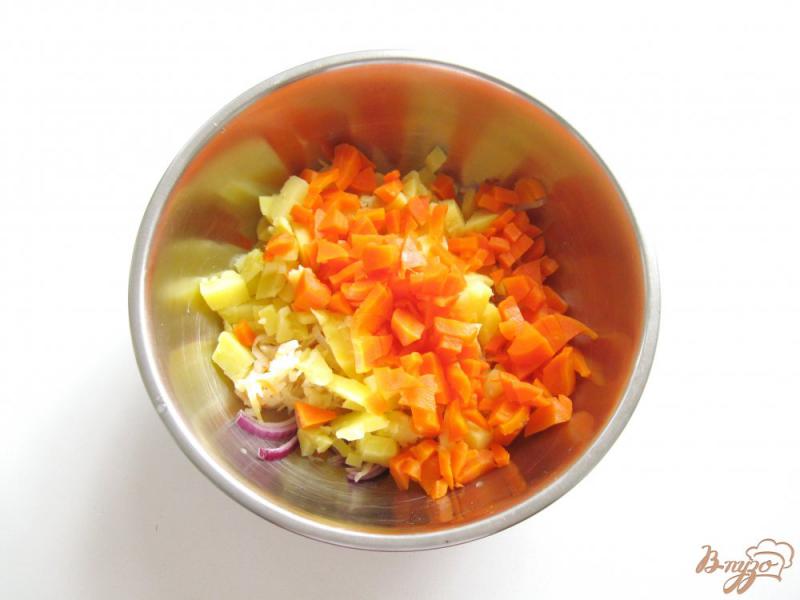 Фото приготовление рецепта: Салат с квашеной капустой и картофелем шаг №4