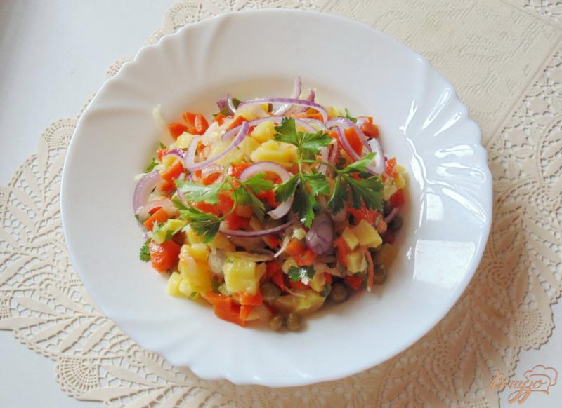 Фото приготовление рецепта: Салат с квашеной капустой и картофелем шаг №8