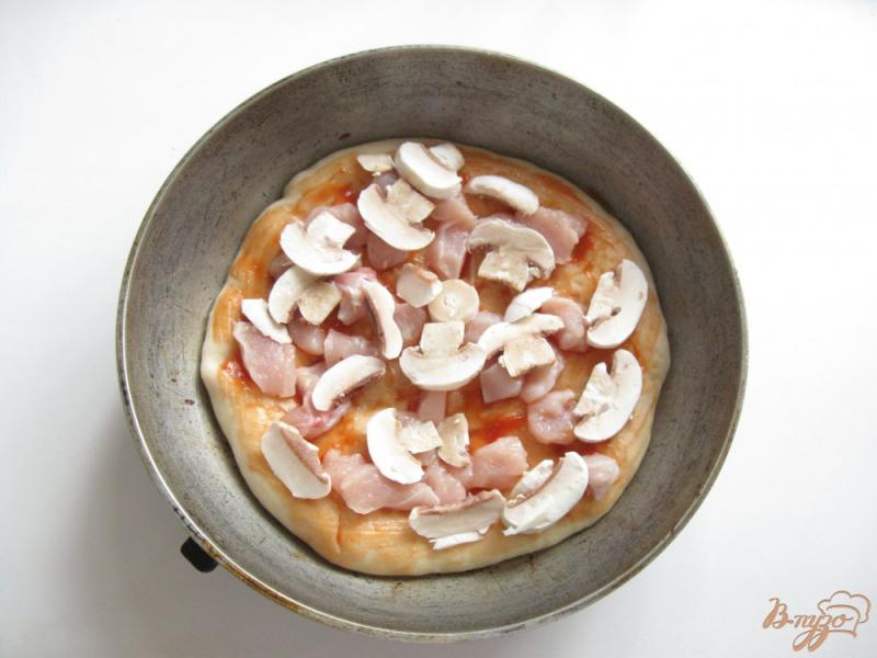 Фото приготовление рецепта: Пицца с курицей и грибами шаг №4