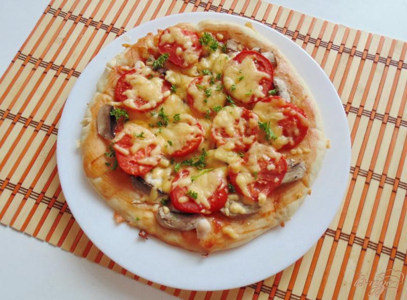 Фото приготовление рецепта: Пицца с курицей и грибами шаг №8