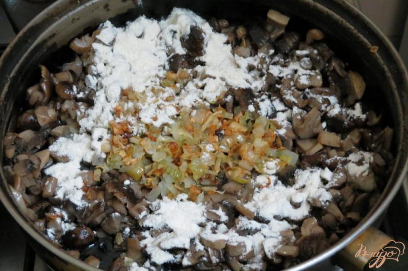 Фото приготовление рецепта: Булочки закусочные с грибами шаг №6