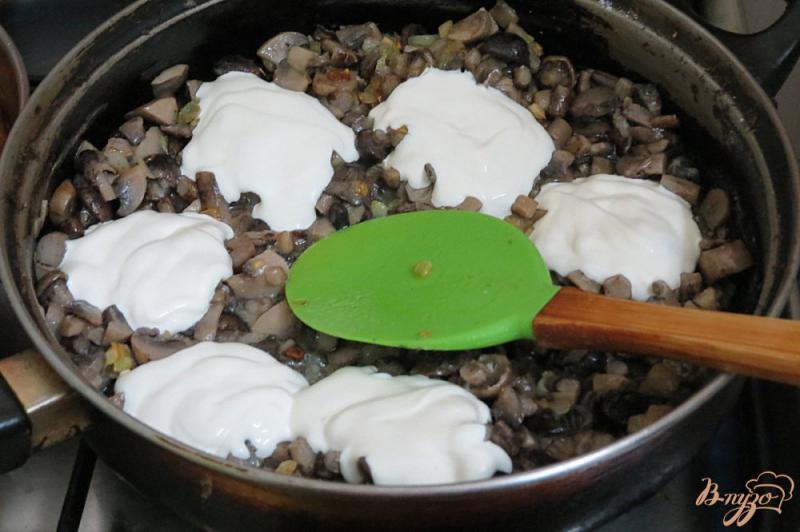 Фото приготовление рецепта: Булочки закусочные с грибами шаг №7