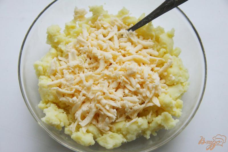 Фото приготовление рецепта: Картофельные биточки с сыром шаг №2