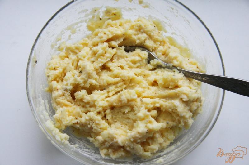 Фото приготовление рецепта: Картофельные биточки с сыром шаг №4