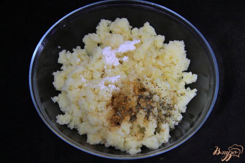 Фото приготовление рецепта: Картофельные бездрожжевые лепешки, запеченные в духовке шаг №2
