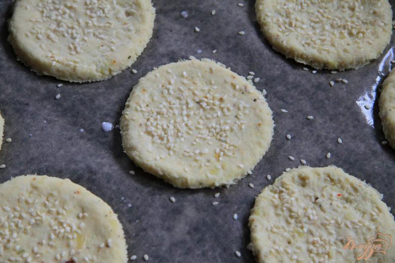 Фото приготовление рецепта: Картофельные бездрожжевые лепешки, запеченные в духовке шаг №8
