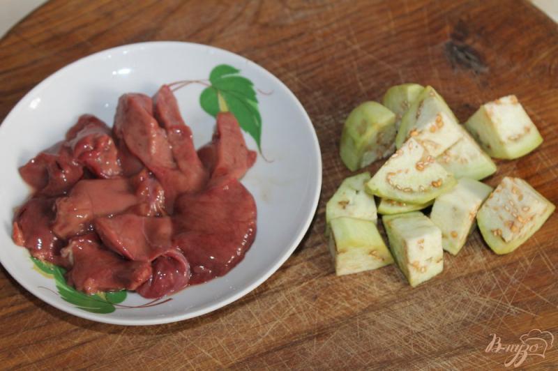 Фото приготовление рецепта: Салат с куриной печенью и жареным баклажаном шаг №1