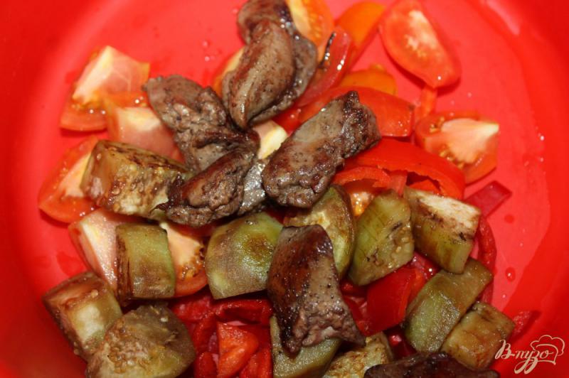 Фото приготовление рецепта: Салат с куриной печенью и жареным баклажаном шаг №3