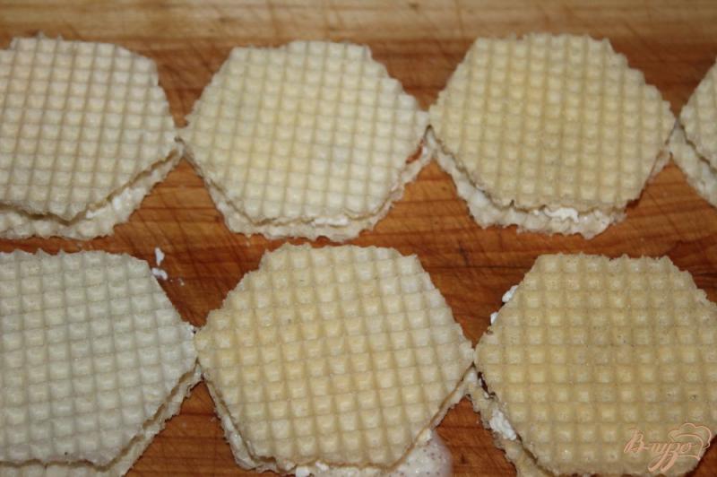 Фото приготовление рецепта: Вафельные бризольки с творогом и изюмом на завтрак шаг №4
