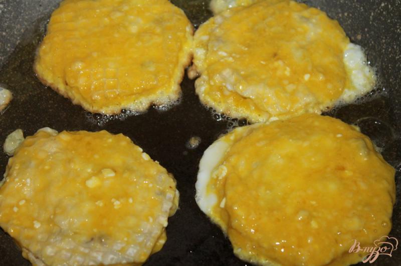 Фото приготовление рецепта: Вафельные бризольки с творогом и изюмом на завтрак шаг №6