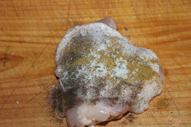 Фото приготовление рецепта: Куриные бедра маринованные в ароматном масле с баклажанами шаг №1