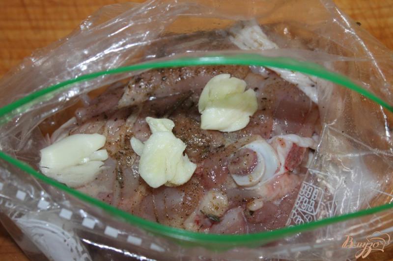 Фото приготовление рецепта: Куриные бедра маринованные в ароматном масле с баклажанами шаг №2