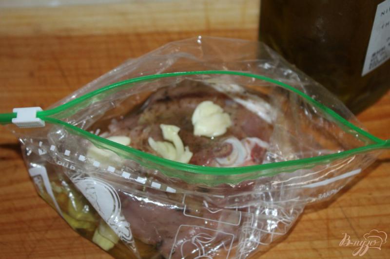 Фото приготовление рецепта: Куриные бедра маринованные в ароматном масле с баклажанами шаг №3