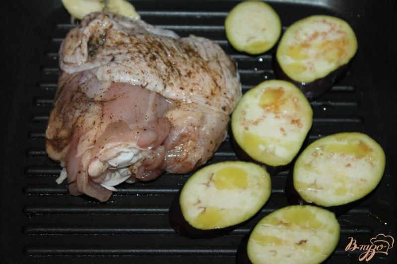 Фото приготовление рецепта: Куриные бедра маринованные в ароматном масле с баклажанами шаг №4