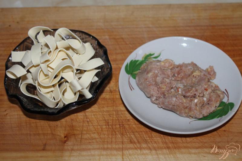 Фото приготовление рецепта: Тальятелле с фрикадельками и шпинатом в соусе шаг №1