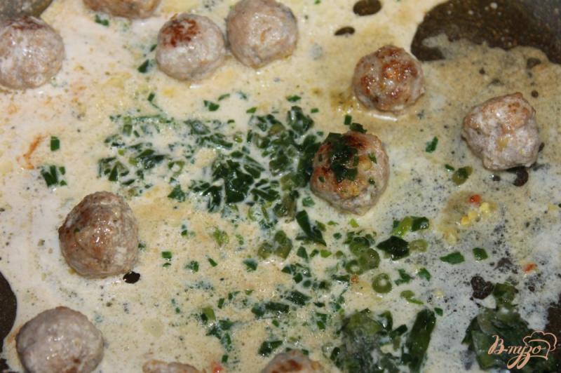 Фото приготовление рецепта: Тальятелле с фрикадельками и шпинатом в соусе шаг №4
