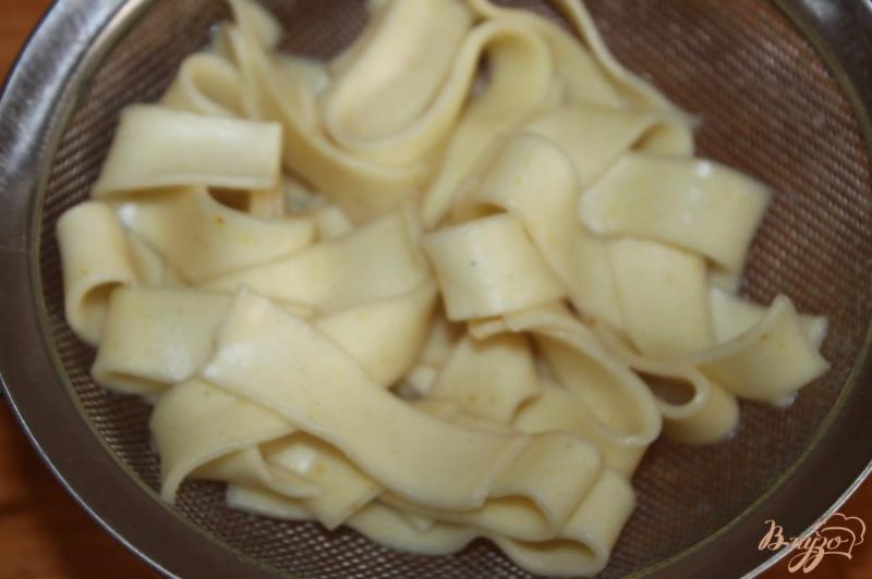 Фото приготовление рецепта: Тальятелле с фрикадельками и шпинатом в соусе шаг №5