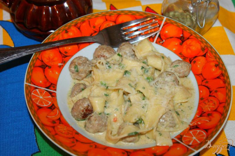 Фото приготовление рецепта: Тальятелле с фрикадельками и шпинатом в соусе шаг №7