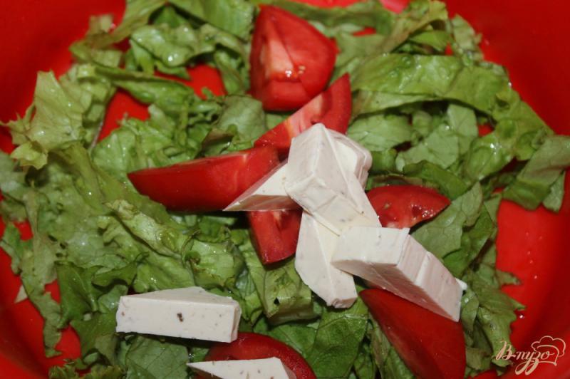 Фото приготовление рецепта: Рыбный салат с плавленым сыром и помидорами шаг №2