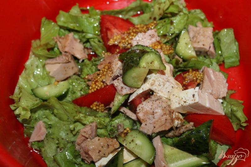 Фото приготовление рецепта: Рыбный салат с плавленым сыром и помидорами шаг №4