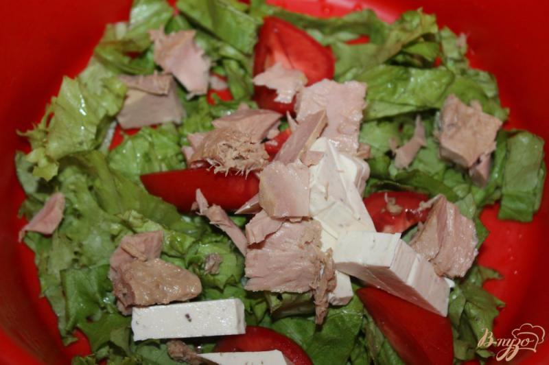 Фото приготовление рецепта: Рыбный салат с плавленым сыром и помидорами шаг №3