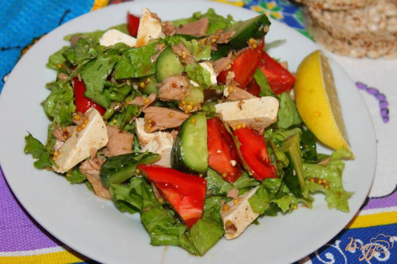 Фото приготовление рецепта: Рыбный салат с плавленым сыром и помидорами шаг №5