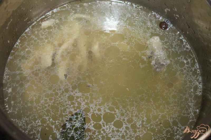 Фото приготовление рецепта: Куриный суп с сухариками и яичными блинчиками шаг №1