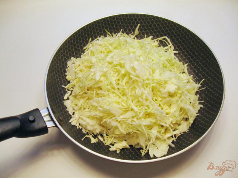 Фото приготовление рецепта: Грибная солянка с капустой и сосисками шаг №2