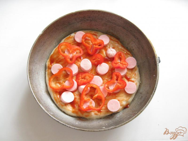 Фото приготовление рецепта: Пицца с перцем и сосисками шаг №3