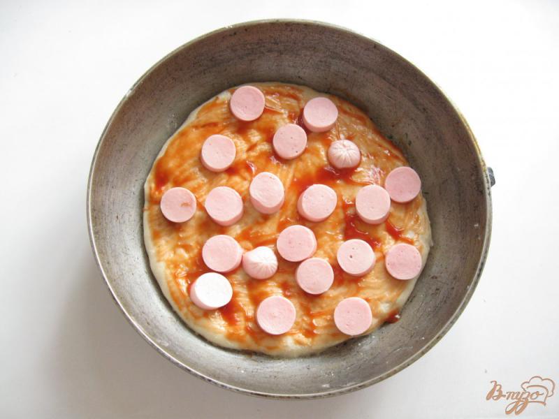 Фото приготовление рецепта: Пицца с перцем и сосисками шаг №2