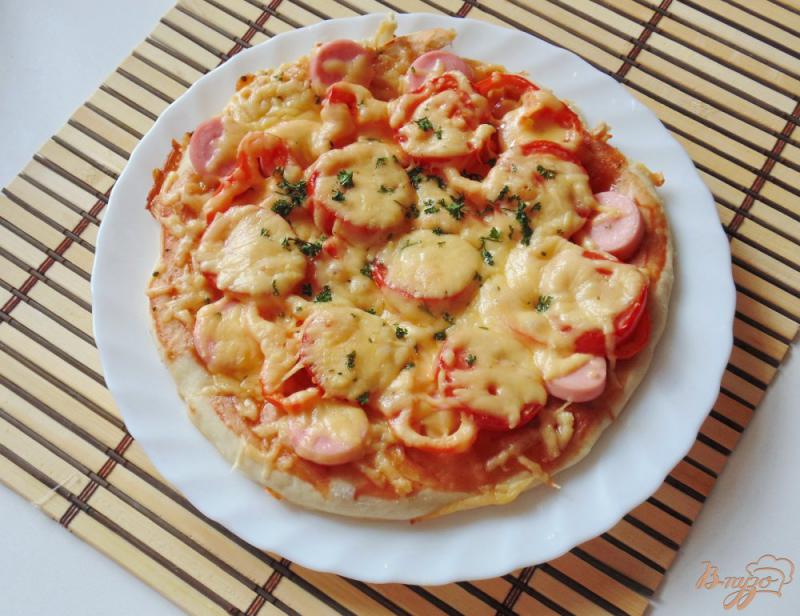 Фото приготовление рецепта: Пицца с перцем и сосисками шаг №6