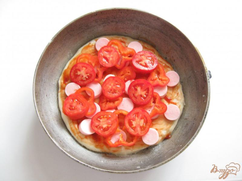 Фото приготовление рецепта: Пицца с перцем и сосисками шаг №4