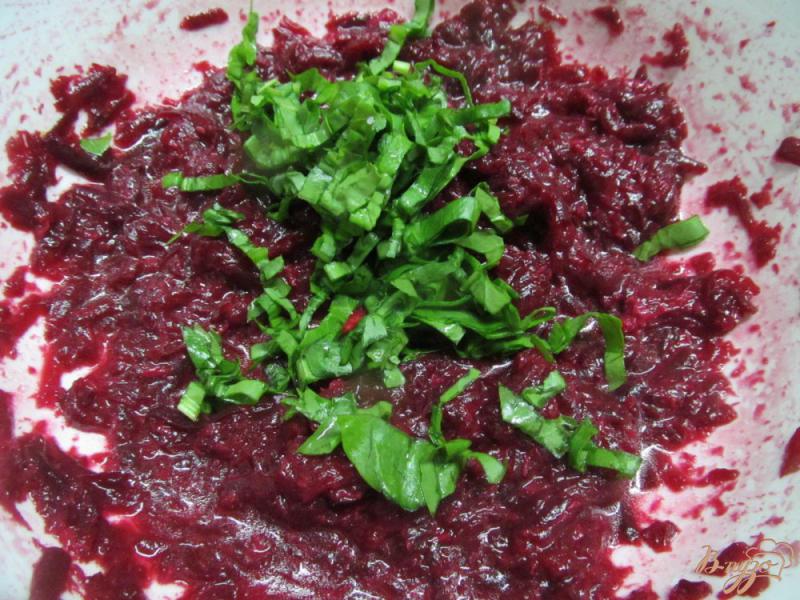 Фото приготовление рецепта: Салат из свеклы со щавелем и сыром фета шаг №3