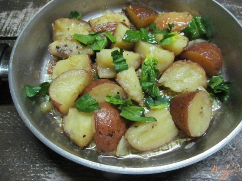 Фото приготовление рецепта: Жареный картофель с чесноком под соком лимона шаг №5