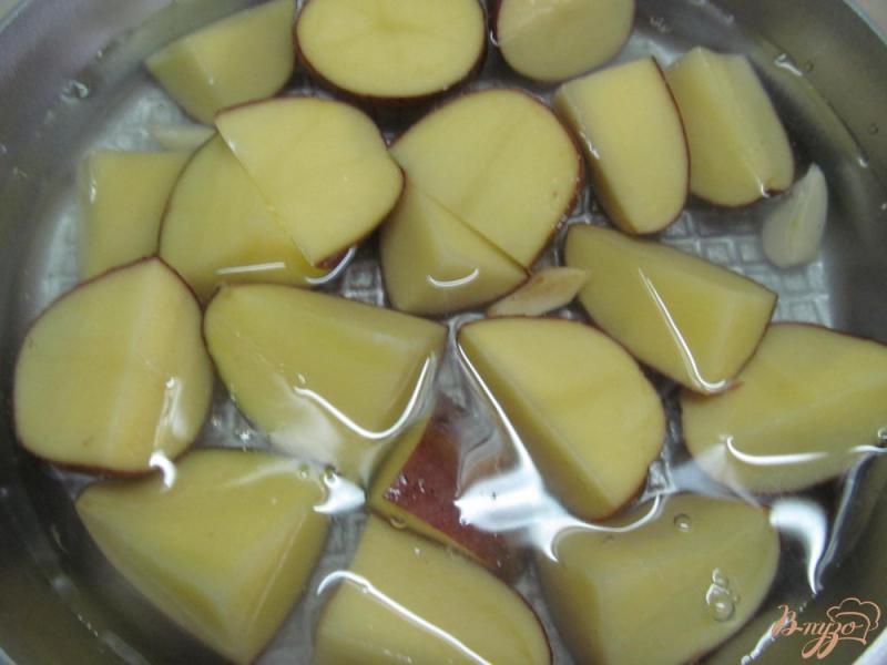 Фото приготовление рецепта: Жареный картофель с чесноком под соком лимона шаг №2