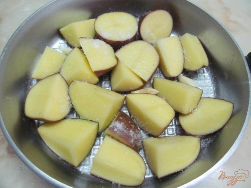 Фото приготовление рецепта: Жареный картофель с чесноком под соком лимона шаг №1