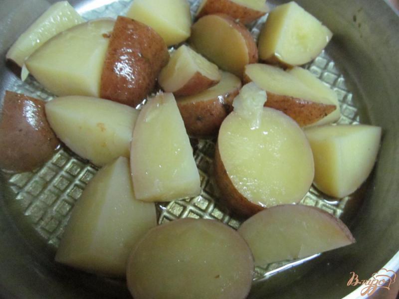 Фото приготовление рецепта: Жареный картофель с чесноком под соком лимона шаг №3