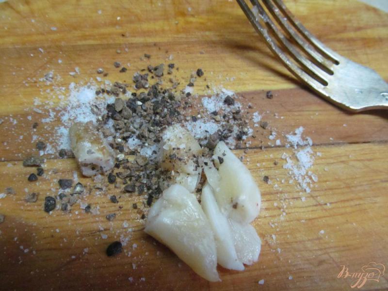 Фото приготовление рецепта: Жареный картофель с чесноком под соком лимона шаг №4