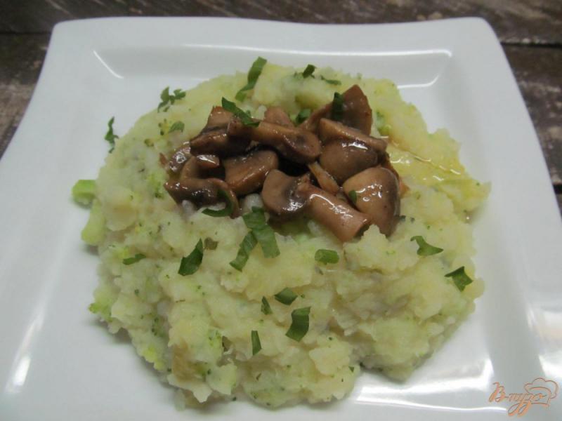 Фото приготовление рецепта: Картофельное пюре с брокколи и грибным соусом шаг №5