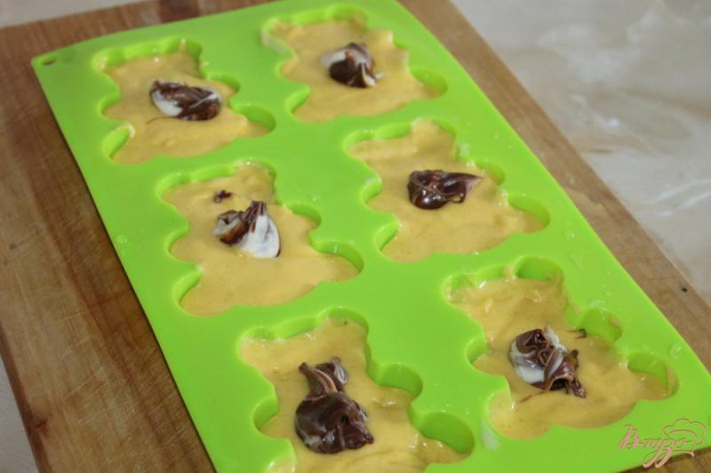 Фото приготовление рецепта: Кексы « Мишки Барни» с шоколадной пастой шаг №5